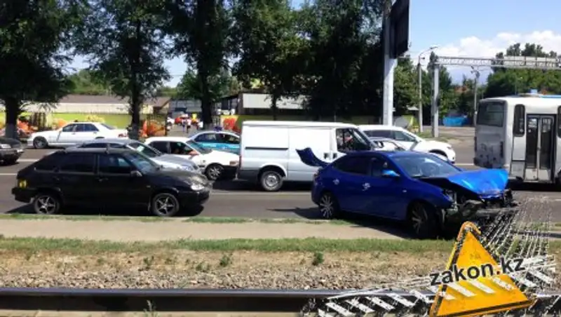 Не убедившись в безопасности маневра, водитель спровоцировал массовое ДТП в Алматы