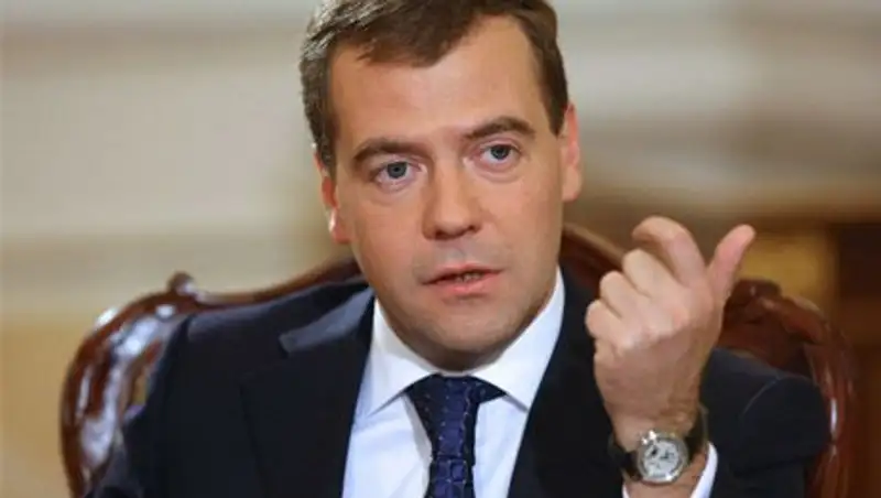 Медведев назвал виновных в ослаблении рубля