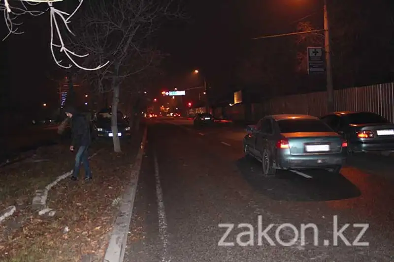 Тойота очутилась на разделительной аллее после неудачно совершенного маневра Тойота очутилась на разделительной аллее после неудачно совершенного маневра, фото - Новости Zakon.kz от 13.12.2013 16:23