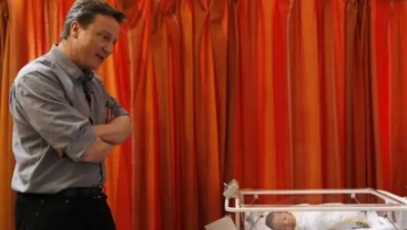 Кэмерон вступился за публичное кормление грудью