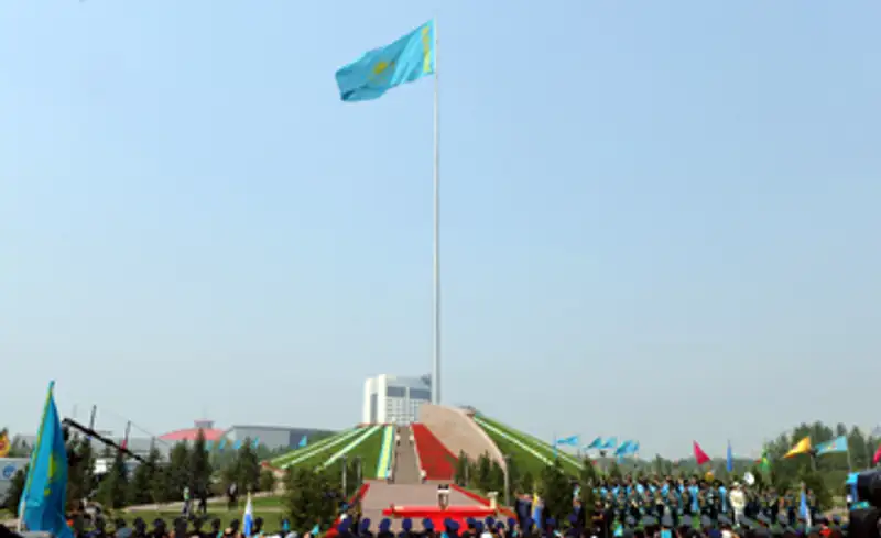 Президент РК подъемом Государственного флага дал официальный старт празднованию Дня столицы, фото - Новости Zakon.kz от 05.07.2012 18:27