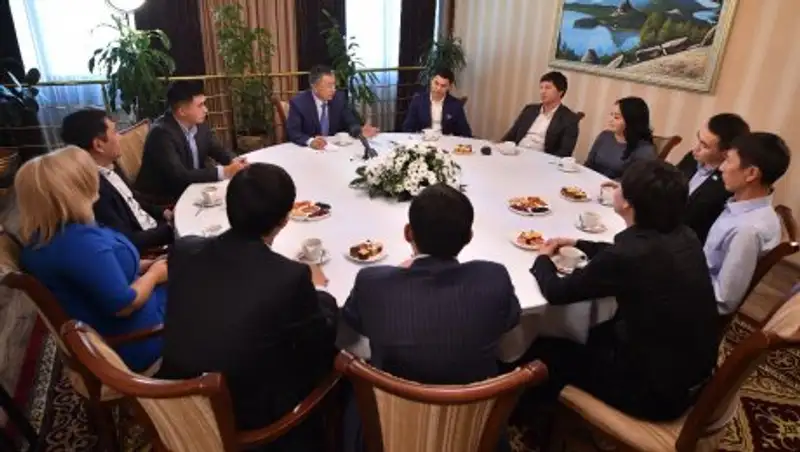 Аким ЮКО встретился с молодежными лидерами