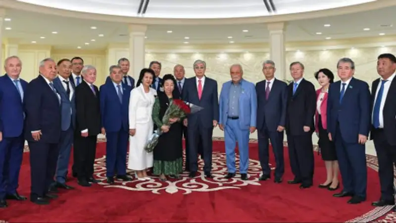 Токаев посетил Мангистауский областной историко-краеведческий музей имени Абиша Кекилбайулы