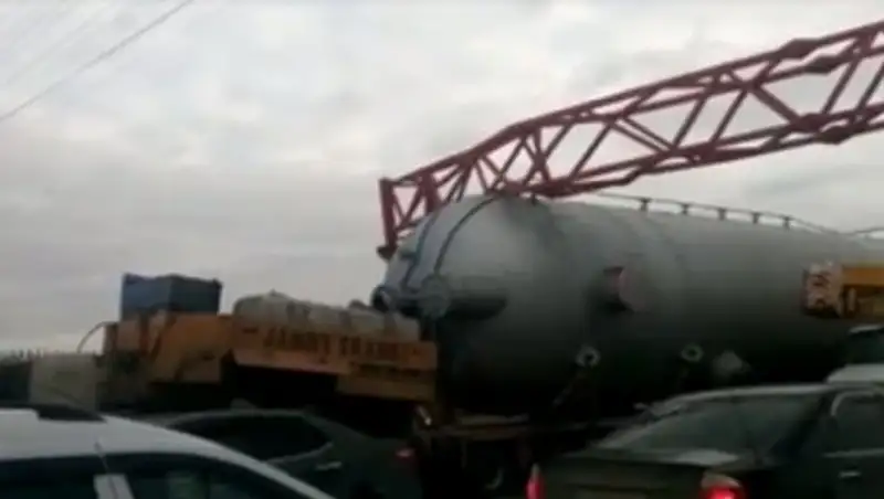 Крупногабаритный груз застрял под ограничителем высоты в Атырау