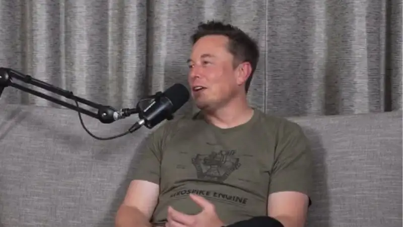 Илон Маск продал акции Tesla почти на 7 миллиардов долларов