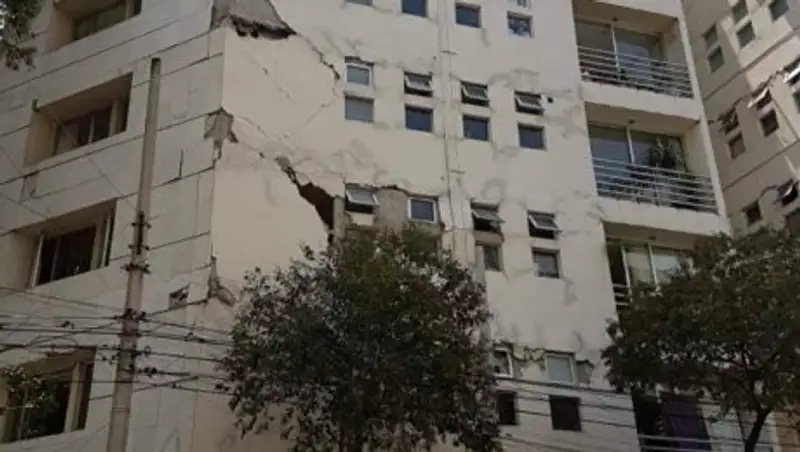 Власти Мехико сообщили, что под завалами обрушенных домов находятся люди