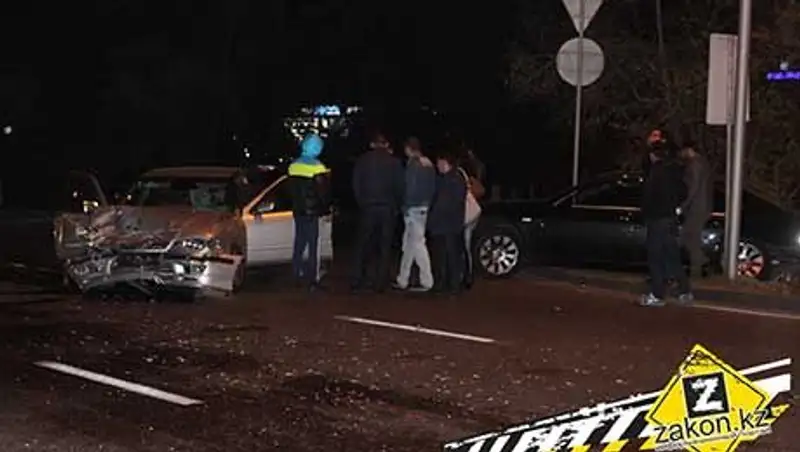 В Алматы водитель Ниссана врезался в БМВ, который пропускал пешехода