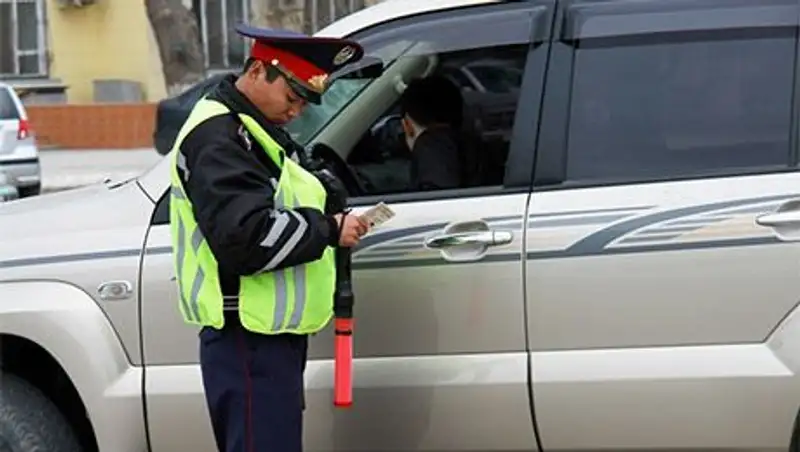 На выездах из Уральска полицейские будут проверять все машины на наличие штрафов