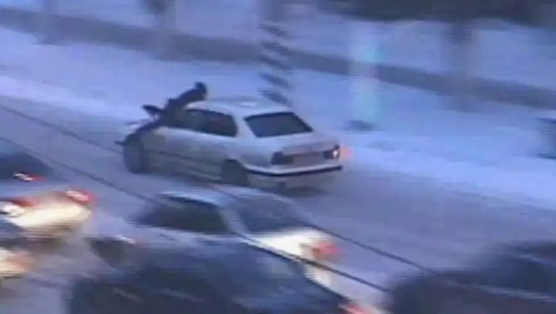 На Камчатке полицейского провезли на капоте машины 12 км