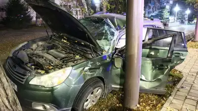 ДТП в Алматы: Subaru Outback, проехав боком врезался в припаркованный авто и снес уличный фонарь, фото - Новости Zakon.kz от 30.10.2023 04:03