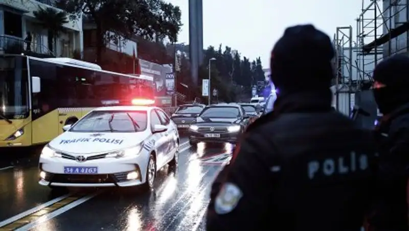 В Турции неизвестный убил полицейского в здании суда и захватил заложника