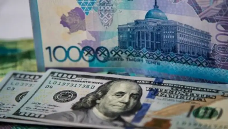 Доллар перевалил за 330 тенге на дневных торгах