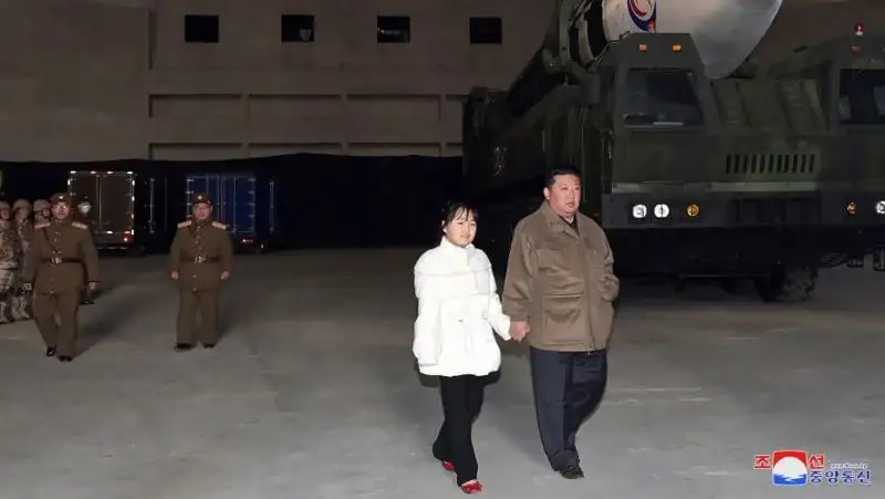 Ким Чен Ын впервые показал миру свою дочь во время испытания баллистической ракеты, фото - Новости Zakon.kz от 19.11.2022 09:54