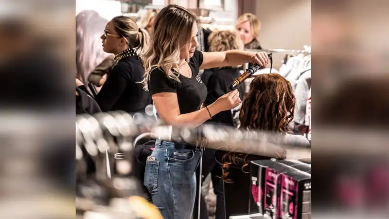 Стилист дал рекомендации по выбору новогодней прически