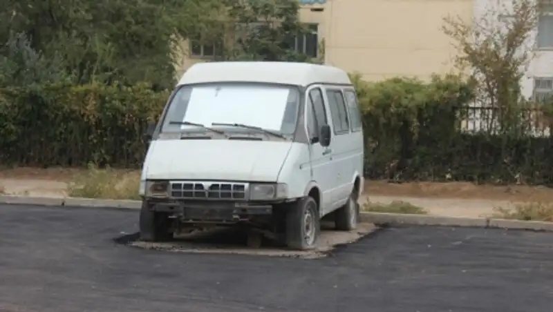 Укладчики асфальта в Актау обошли припаркованные автомобили