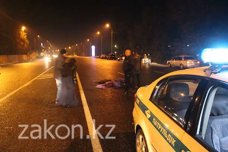 Водитель Мазды насмерть сбил пешехода и столкнулся с тремя машинами в Алматы (фото), фото - Новости Zakon.kz от 11.11.2013 17:05