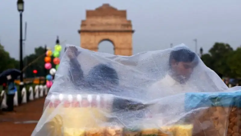 Более 30 человек погибли из-за сильных ливней на западе Индии