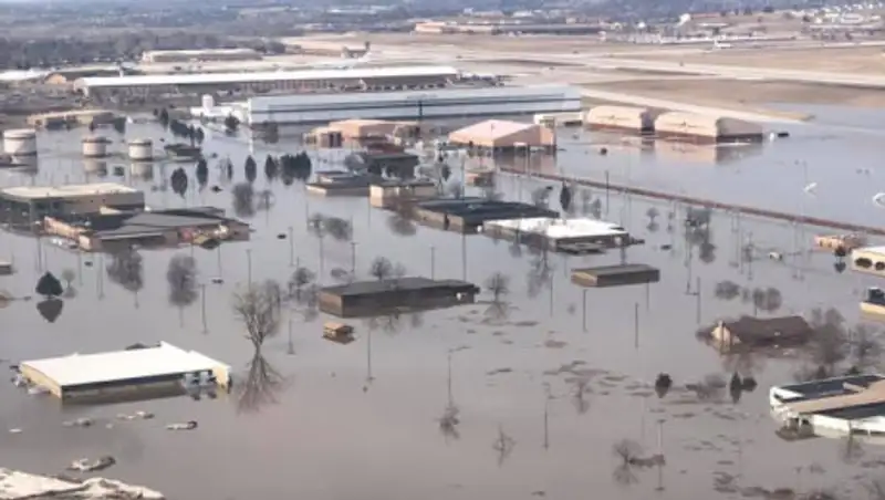 Военную базу с "самолетами судного дня" затопило в США