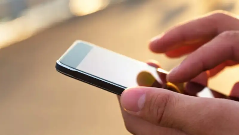 Сотрудникам разрешили проносить смартфоны в Дом министерств