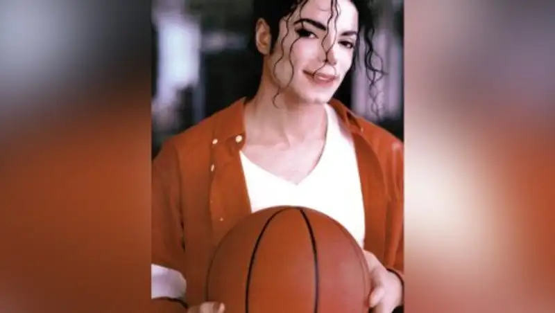 Личный врач Майкла Джексона заявил, что певец был химически кастрирован