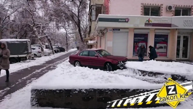 BMW и трактор не поделили перекресток в Алматы
