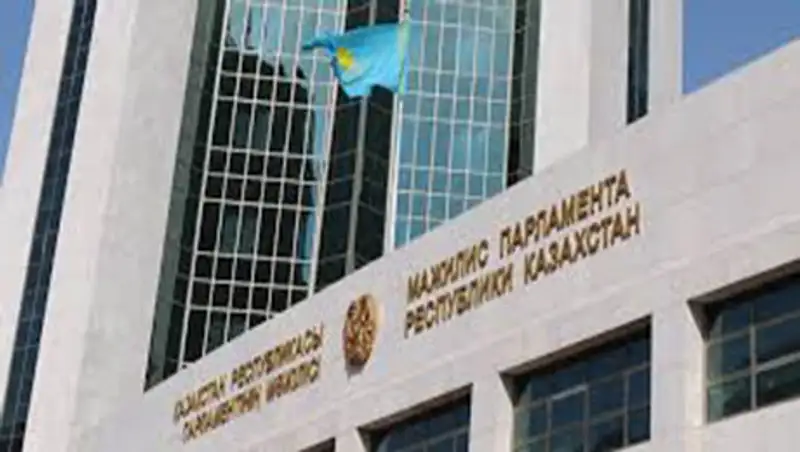 Сенаторы РК рассмотрели проект закона о драгметаллах и камнях, фото - Новости Zakon.kz от 22.12.2015 18:05