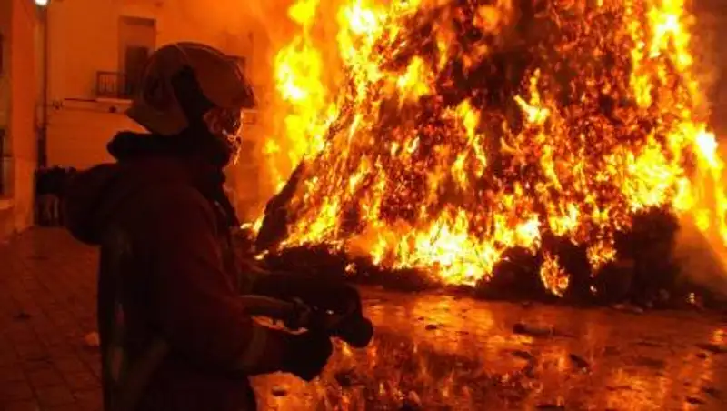 Спасение младенца и дедушки из пожара попало на видео