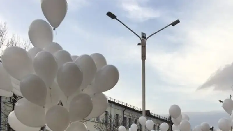 Белые шары запустили в небо казахстанцы в память о жертвах пожара в Кемерово