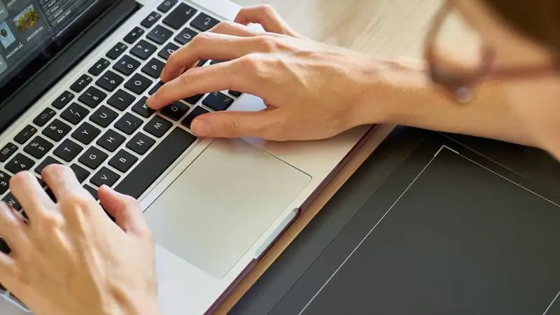 Google разрабатывает ИИ для журналистов и ведет переговоры с издателями