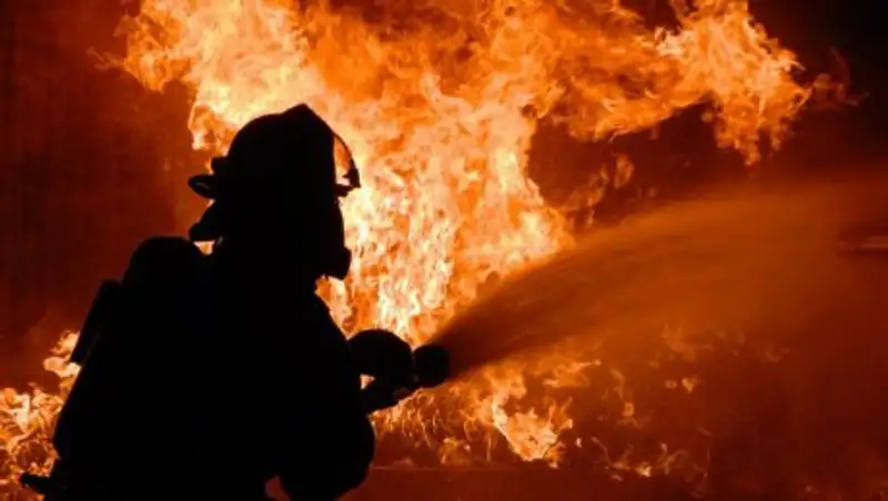 В Алматы из-за пожара из дома эвакуировали сто человек