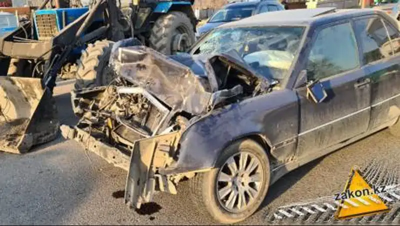 Mercedes на полном ходу врезался в трактор в Алматы