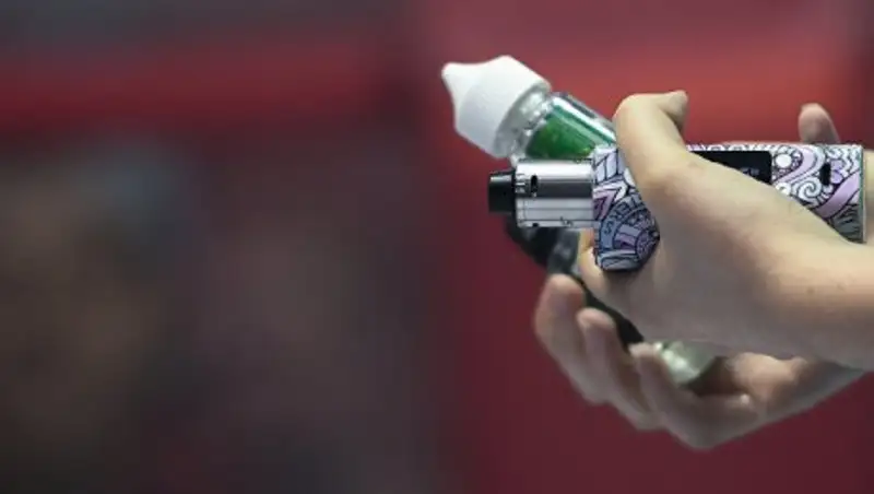 Ученые развеяли миф о безопасности никотиновых электронных сигарет