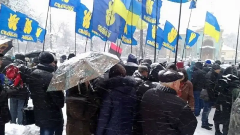 «Порошенко — вон из власти!»: украинские радикалы устроили митинг у Рады  
