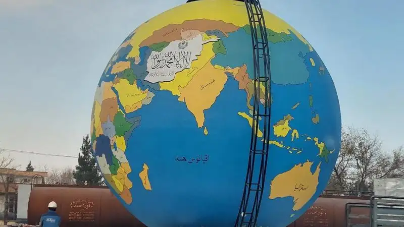 Талибы установили в Кабуле глобус: Афганистан граничит с Казахстаном