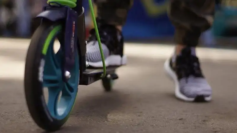 Трехлетнего ребенка на самокате сбил автомобиль в Нур-Султане