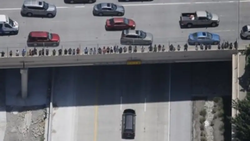 В США подросток прыгнул с эстакады и насмерть придавил девушку