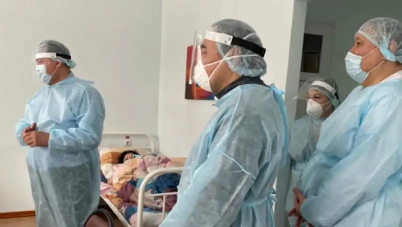 Ержан Бабакумаров посетил находящихся на карантине в Алматы