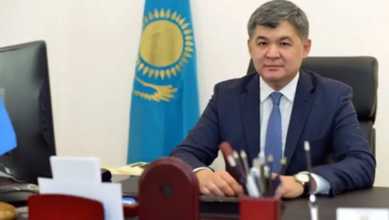 Елжан Биртанов поздравил медсестер и медбратьев с их профессиональным праздником