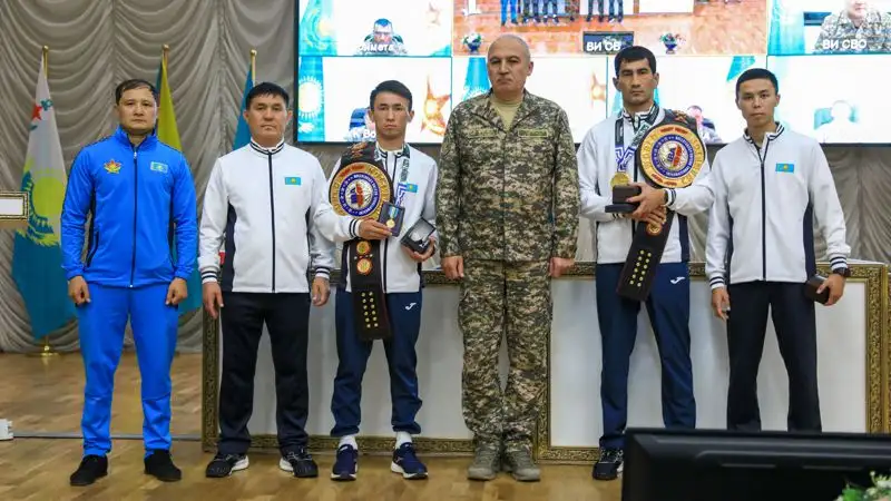 Министр обороны наградил чемпионов мира по боксу, фото - Новости Zakon.kz от 17.05.2023 18:08