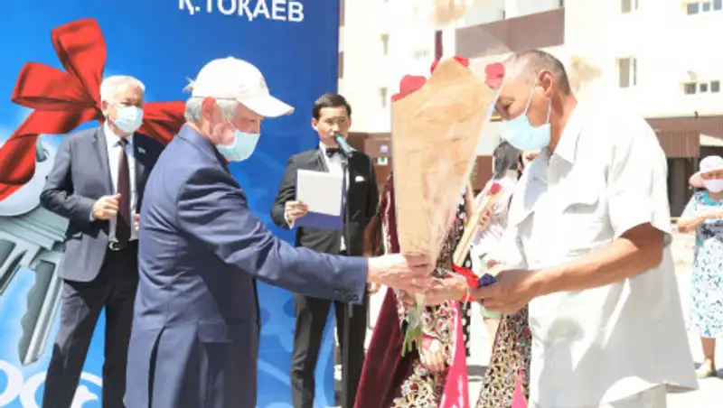 В Таразе вручили ключи от квартир 90 очередникам