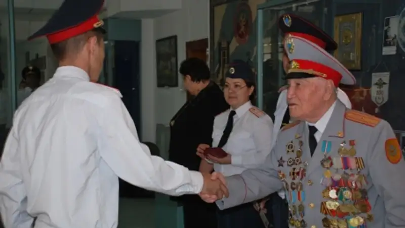 В Алматы ветеран ВОВ вручил молодым полицейским первые служебные удостоверения