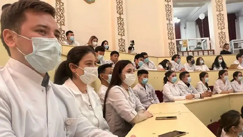 К 2023 году зарплату врачей планируют увеличить до 550 тысяч тенге