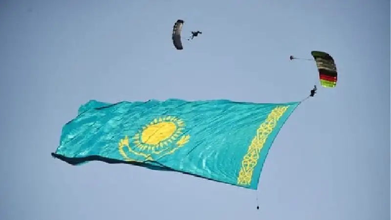 Над Алматы раскрыли самый большой флаг Казахстана, фото - Новости Zakon.kz от 22.10.2022 17:47