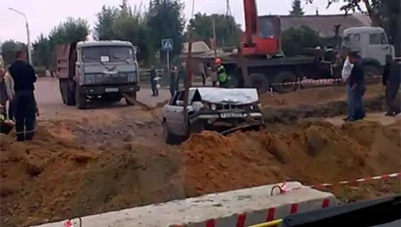 В Костанае водитель БМВ влетел в разрытую канаву