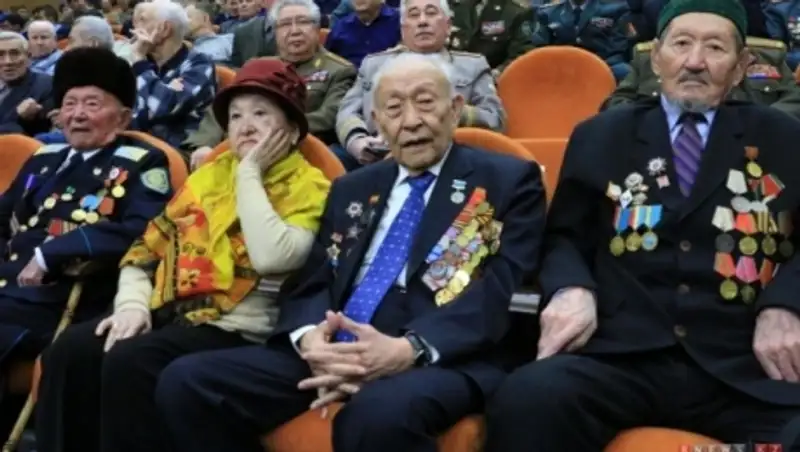 В Алматы ветеранам ВОВ вручили подарки от имени Президента РК