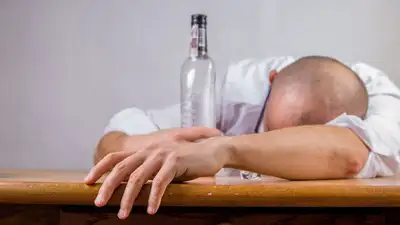 Мужчина с алкоголем, фото - Новости Zakon.kz от 25.04.2023 14:12