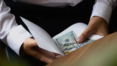 Юрист казино "Cash Ville" дал взятку сотруднику прокуратуры, фото - Новости Zakon.kz от 30.01.2023 17:44