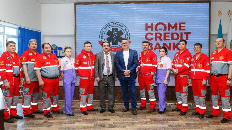 «Банк Хоум Кредит» обеспечил сотрудников службы скорой помощи новой униформой