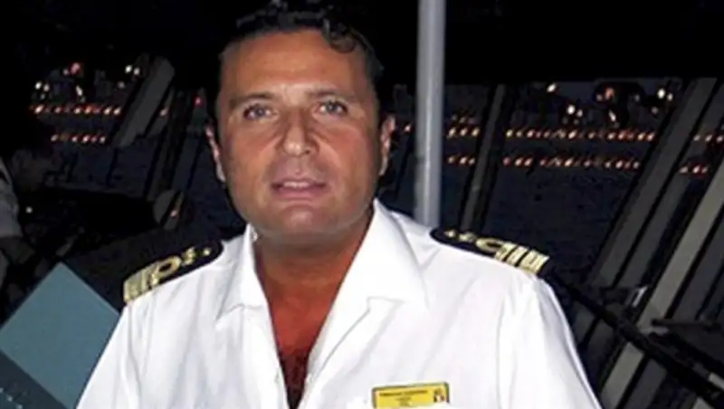 Бывший капитан Costa Concordia возложил вину за катастрофу на свой экипаж