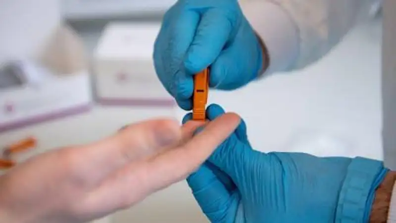 Экспресс-тест для вакцинировавшихся от коронавируса зарегистрировали в России